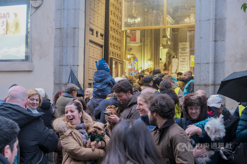西班牙首都馬德里聖安東教堂每年1月17日慶祝「聖安東節」，都會舉辦熱鬧的動物慶典，已成為馬德里的傳統活動，今年雖然天氣不佳，仍吸引大批民眾帶著毛孩前來接受祝福，氣氛歡樂溫馨。中央社記者胡家綺馬德里攝 115年1月18日