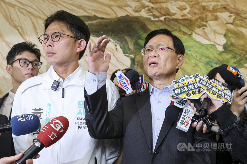 台灣民眾黨18日上午在台北舉行「民眾的事,我們的事」2026共同政策綱領記者會,民眾黨主席黃國昌(左)與民眾黨嘉義市長參選人張啓楷(右)出席,會前針對中天記者林宸佑遭依涉違反國家安全法、貪污治罪條例等罪嫌聲押議題受訪回應。中央社記者鄭清元攝 115年1月18日