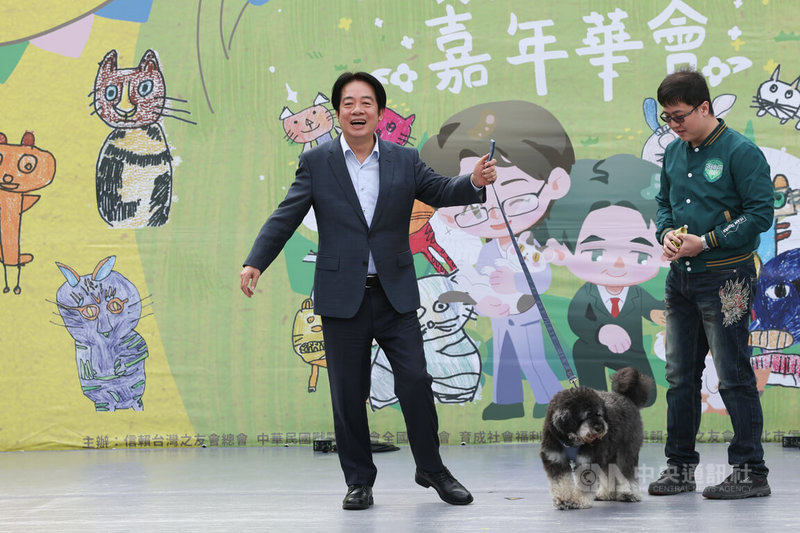 總統賴清德（左）18日下午到台北市榮星花園出席「2026信賴汪汪喵喵嘉年華會」，宣導遛狗繫牽繩的重要性。中央社記者吳家昇攝　115年1月18日