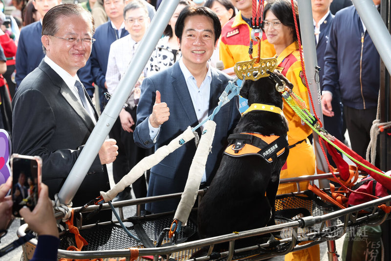 總統賴清德（中）18日下午赴台北市榮星花園出席「2026信賴汪汪喵喵嘉年華會」，參訪市集攤位，並與消防署搜救犬互動、合影。中央社記者吳家昇攝　115年1月18日