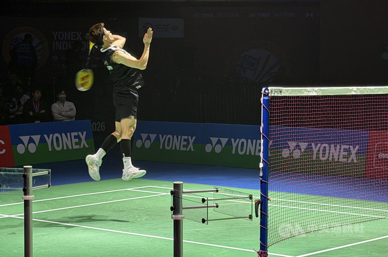 世界排名第12的台灣羽球好手林俊易（圖），在印度羽球公開賽爆冷擊敗世界排名第4的印尼名將克里斯蒂，奪下男子單打冠軍。圖為林俊易在冠軍賽中，以一記強力殺球壓制對手。中央社記者李晉緯新德里攝　115年1月18日