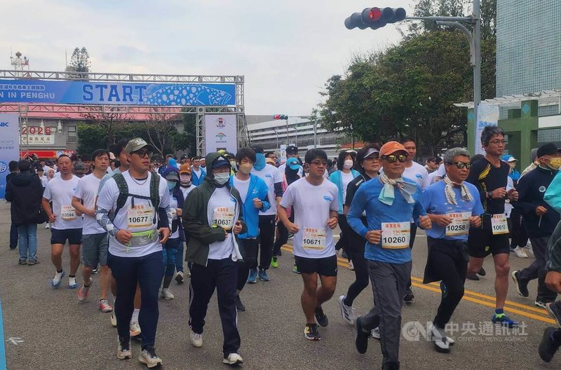 2026「Run in Penghu．跑進海洋．年年有魚」海島路跑活動，來自全台各地近2300人，18日在寒風中起跑，區分有11公里旅遊挑戰組及5公里親子休閒組，串聯市區和郊區，沿途可欣賞街景與海島景觀。中央社　115年1月18日