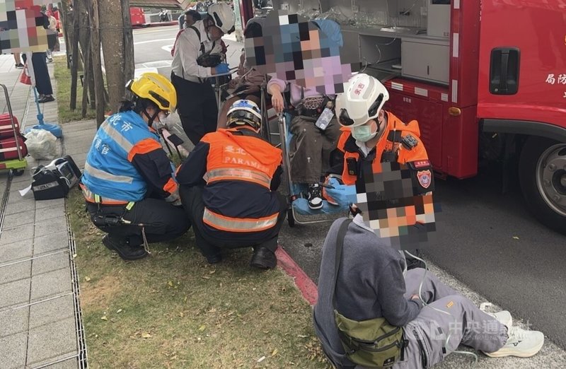 台北市松山區南京東路四段附近某棟大樓18日下午疑發生一氧化碳中毒案，造成5名女子送醫；警消已派員戒備，確切案發原因仍待調查釐清。（翻攝畫面）中央社記者劉建邦傳真　115年1月18日