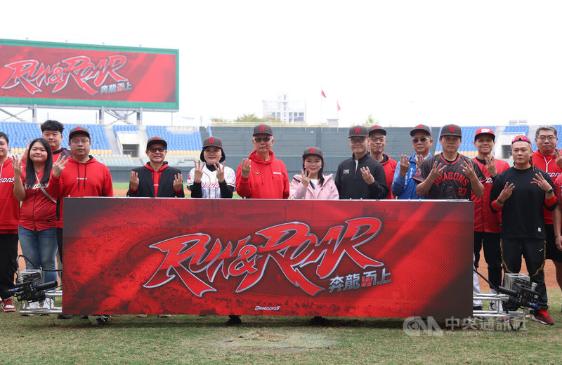 中華職棒味全龍隊18日舉行開訓典禮公布年度口號，味全龍復出推手魏應充（中）期待球隊今年奪冠。中央社記者張新偉攝　115年1月18日
