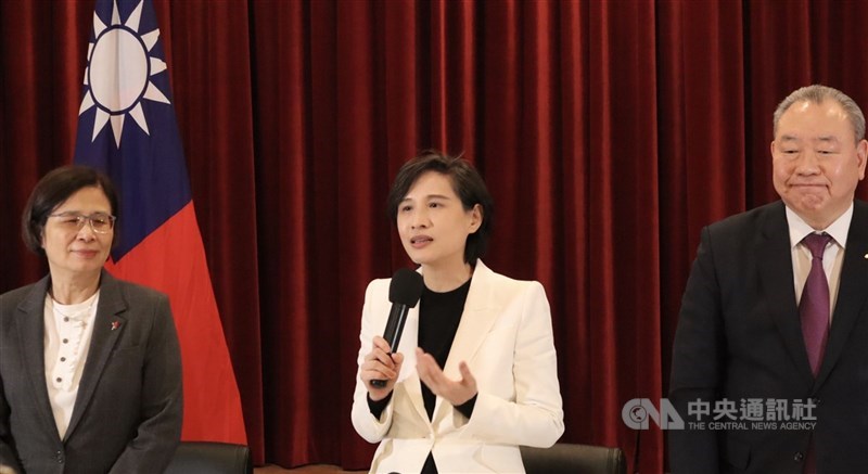 圖為行政院副院長鄭麗君（中）、行政院經貿談判辦公室總談判代表楊珍妮（左）、駐美代表俞大㵢（右）16日在駐美代表處舉行說明會。中央社記者鍾佑貞華盛頓攝　115年1月16日