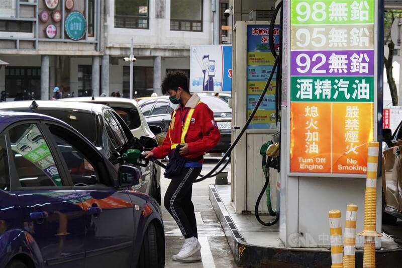台灣中油宣布，19日凌晨零時起汽、柴油價格各調漲新台幣0.8元及0.9元（中央社檔案照片）