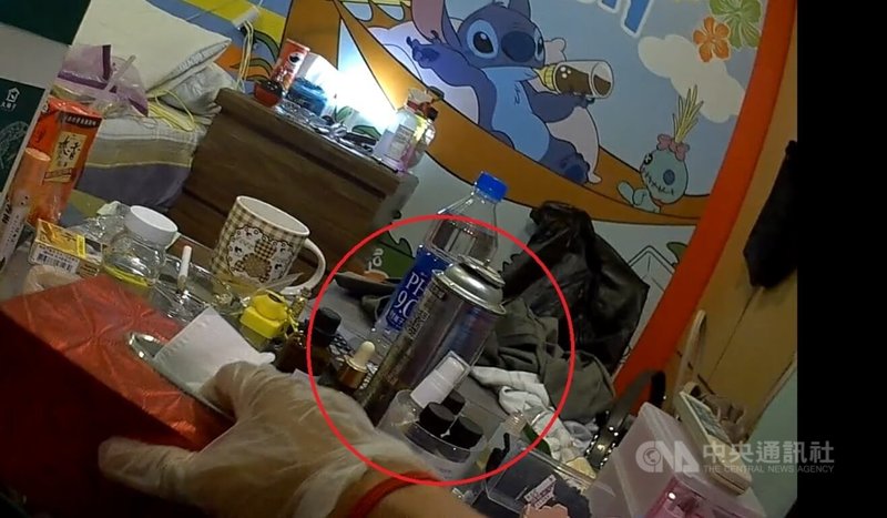 台中市警察局18日宣布破獲毒品案，毒販以娃娃機店為掩護，還將毒品藏於卡式瓦斯罐內，外觀難分辨，仍被警方識破，起出藏於瓦斯罐內的毒品。（翻攝照片）中央社記者郝雪卿傳真 115年1月18日