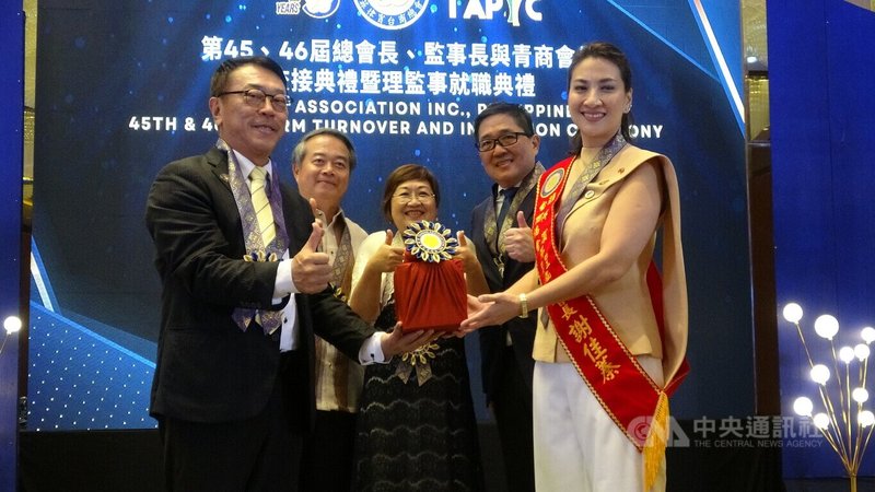 台商第2代謝佳蓁（右1）18日從輔導會長林登峰（左1）手中接過菲律賓台商總會印信，出任第45、46屆總會長。駐菲代表周民淦（左2）、總統府國策顧問林凱民（右2）監交，僑務委員會委員長徐佳青（中）見證。中央社記者林行健馬尼拉攝　115年1月18日