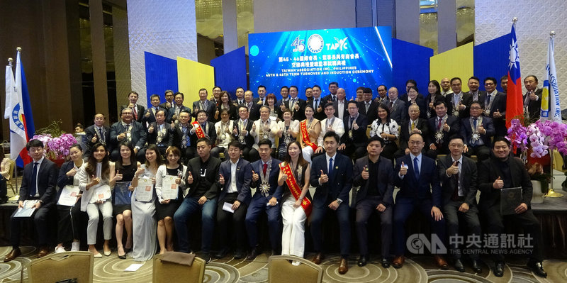 菲律賓台商總會18日晚間舉行新屆總會長暨監事長交接典禮，場面盛大。圖為與會人士大合照。中央社記者林行健馬尼拉攝　115年1月18日