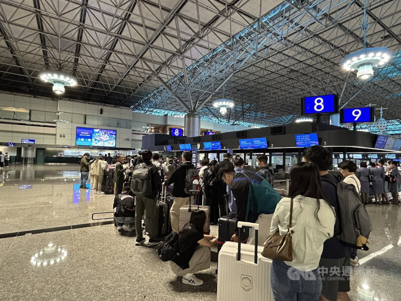 圖為桃園機場報到人潮。（中央社檔案照片）