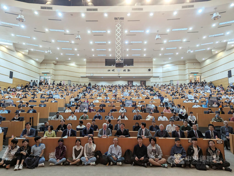 中興大學19日邀請2011年諾貝爾物理學獎得主、學者施密特（Brian P. Schmidt）（2排左5）舉辦「惠蓀講座」，期盼透過邀請諾貝爾獎得主來台，與青年世代直接對話。中央社記者蘇木春攝　115年1月19日