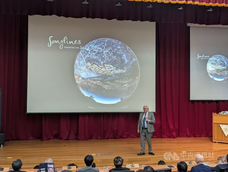 中興大學19日邀請2011年諾貝爾物理學獎得主、學者施密特（Brian P. Schmidt）（立者）舉辦講座，他建議學生，找到自己喜歡的東西，認真去做，不要去做別人希望或要你做的事。中央社記者蘇木春攝　115年1月19日