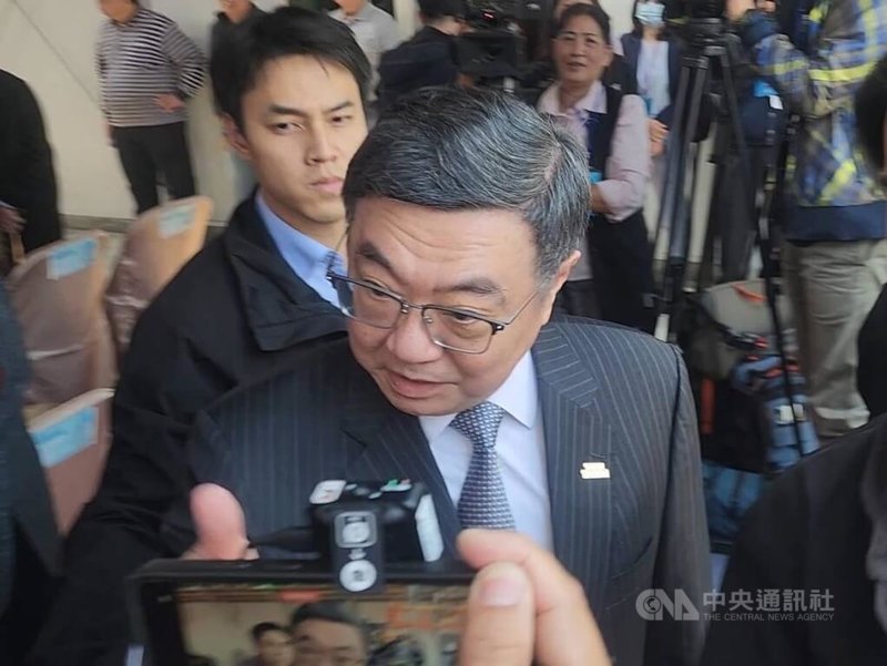 行政院長卓榮泰（前）19日到高雄市出席「海洋委員會、海洋保育署及國家海洋研究院合署辦公廳舍新建工程」上樑典禮時，特別向媒體工作者致敬，並在離場前豎起大拇指喊「你們都很棒」。中央社記者洪學廣攝　115年1月19日