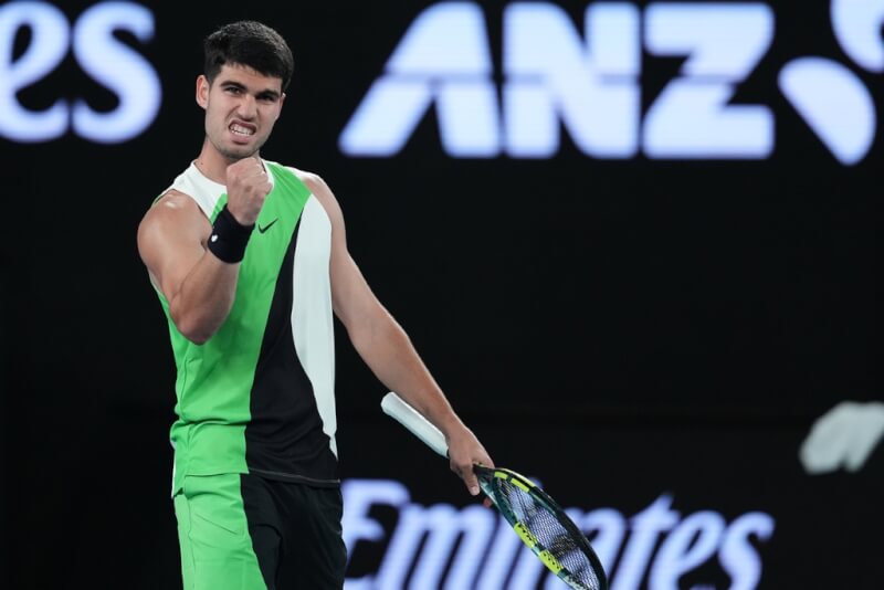 西班牙籍的世界球王艾卡拉茲18日出戰澳洲網球公開賽第一輪，他以直落三擊敗對手。（美聯社）