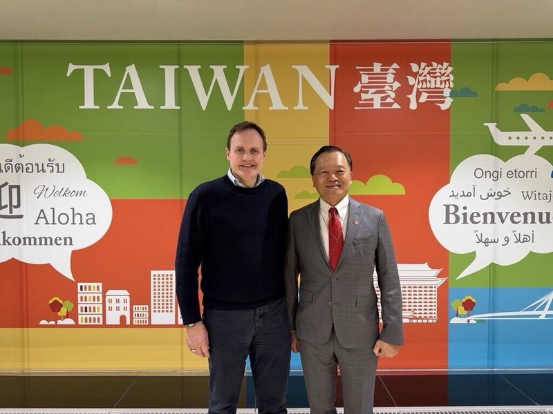 英國前內政副大臣圖根哈特（Tom Tugendhat，另譯：杜耿涵）（左）下議員於19日至21日訪台，外交部歐洲司總領事回部辦事林暉程（右）接機致意。（外交部提供）中央社記者楊堯茹傳真　115年1月19日