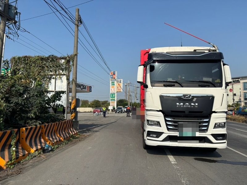 高雄路竹區19日上午發生一起死亡車禍，一輛大貨車行經中山南路時撞上前方雙載機車，機車騎士及乘客為菲律賓籍情侶檔，2人倒地當場身亡。警方現場實施交通管制，維護秩序，確切事故原因待釐清。（高市湖內警分局提供）中央社記者洪學廣傳真　115年1月19日