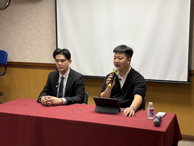 基隆市日前停水搶修輸水管引起民怨，議長童子瑋批評市府監督鬆脫，國民黨基隆市黨部發言人林祐德（右）、副發言人張家馨（左）19日舉行記者會，指童子瑋是「馬後炮」，無助解決問題。（國民黨基隆市黨部提供）中央社記者王朝鈺傳真　115年1月19日