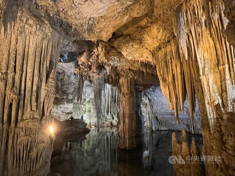 義大利薩丁尼亞島奇景「海神洞穴」，內部奇幻的鐘乳石景觀，每年吸引全球大批遊客前來。中央社記者黃雅詩薩丁尼亞島攝　115年1月19日