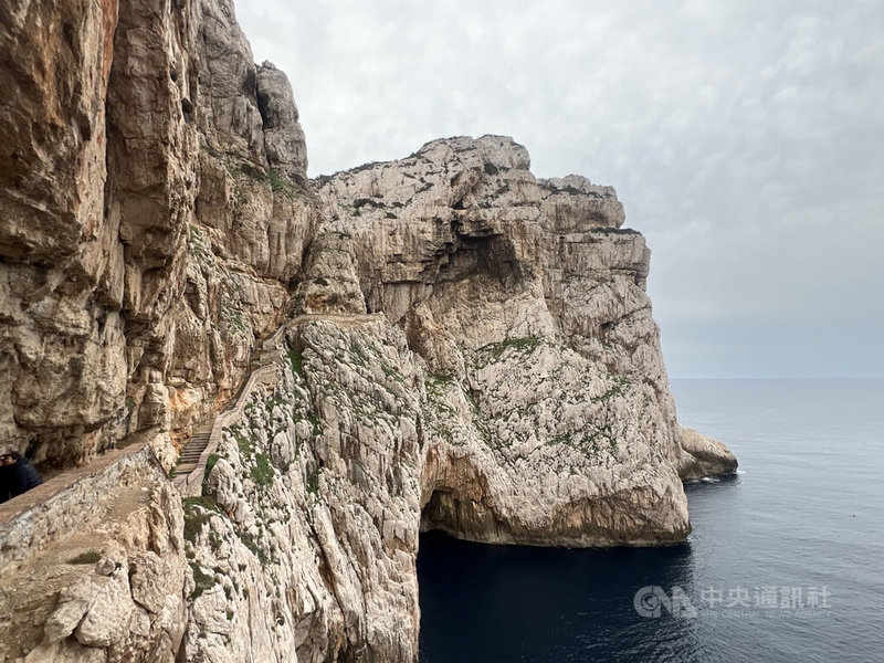 義大利薩丁尼亞島通往海神洞穴的階梯，上坡部分路段相當陡峭，因此也是備受推崇的健行景點。中央社記者黃雅詩薩丁尼亞島攝　115年1月19日