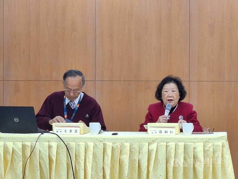 115學年學科能力測驗19日第1節考數學B，大學入學考試中心主任張新仁（右）於數B考完後說明試務狀況。中央社記者許秩維攝　115年1月19日