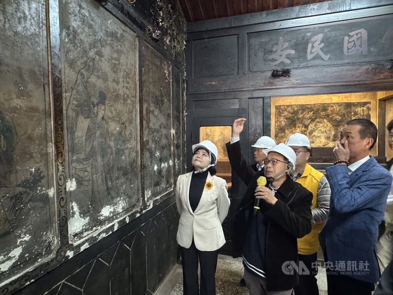 雲林縣縣定古蹟北港鎮安宮因地震、屋面滲水等因素，使珍貴的壁畫及剪黏作品保存面臨嚴峻考驗，19日舉行修復工程開工典禮，雲林縣長張麗善（左1）聽取簡報。中央社記者姜宜菁攝　115年1月19日