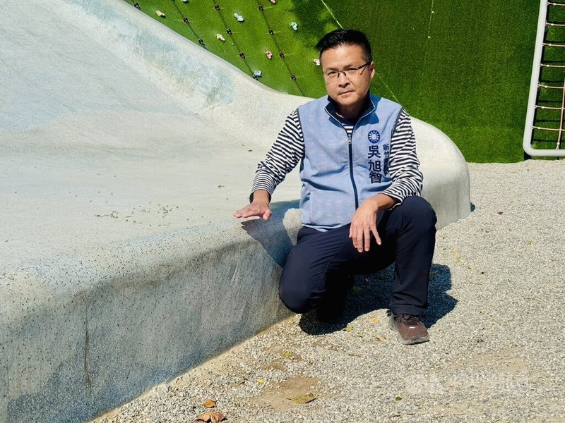 國民黨新竹縣議員吳旭智19日說，有兒童日前在AI智慧園區公園受傷，會勘時發現溜滑梯緩衝碎石已被踢散致底部地墊裸露，形成明顯高度落差，現有維護機制未能及時補給碎石。中央社記者郭宣彣攝　115年1月19日