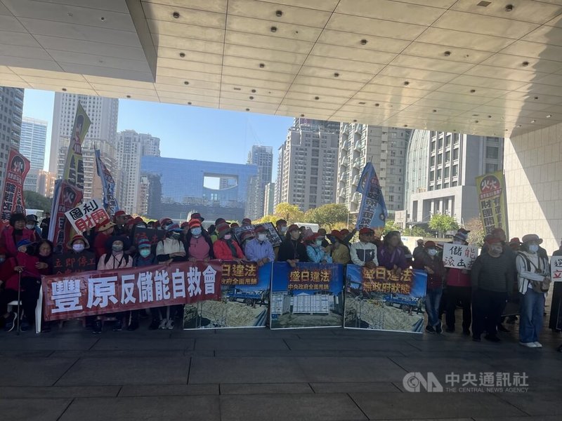 豐原反儲能自救會成員19日在台中市政府廣場集結，抗議廠商在人口稠密的住宅區與文化古蹟旁，設置大型鋰電池儲能場，要求市府禁止廠商施工。中央社記者郝雪卿攝  115年1月19日