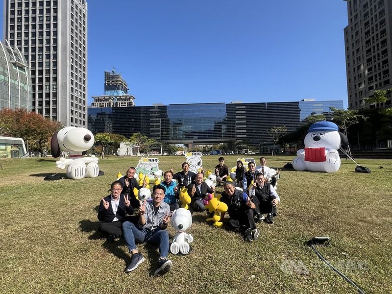 台中市交通局19日宣布，與全球知名Peanuts（花生漫畫）團隊合作，即日起至2月22日在市政公園展出3公尺高的史努比（Snoopy）與奧拉夫（Olaf）大型氣偶。中央社記者郝雪卿攝  115年1月19日