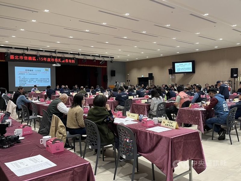 台北市推動都更為能就近安置原住戶，規劃5%社宅作為中繼宅。但信義區有里長19日在「市長與里長有約」活動反映，最需要的家庭戶3房型數量不足，市長蔣萬安裁示都發局對未來中繼保留房型重新規劃調整。中央社記者楊淑閔攝　115年1月19日