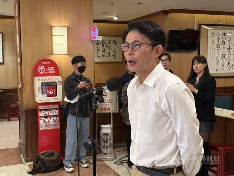 民眾黨立委黃國昌（前）19日受訪時表示，上午離開外交及國防委員會時，把國防部書面資料跟他自己的資料一起帶走，走到樓梯口發現怎麼有國防部的東西，就返回會議室把東西交還。中央社記者陳俊華攝　115年1月19日