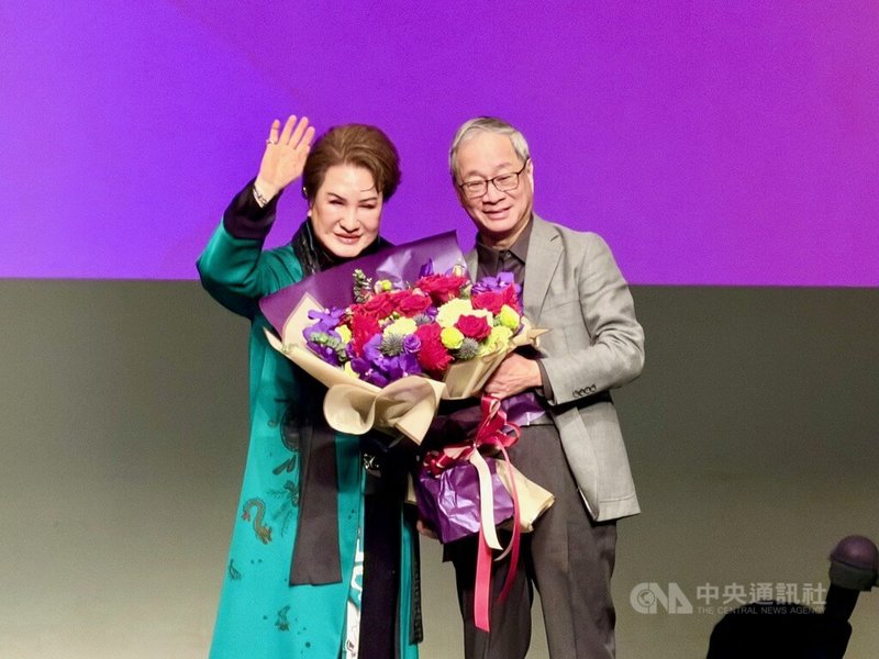 「世紀初戀．楊麗花」歌仔戲特展由國立傳統藝術中心主辦，傳藝中心19日舉行展覽見面會，文化部長李遠（右）出席，與歌仔戲演員楊麗花（左）合影。中央社記者趙靜瑜攝　115年1月19日