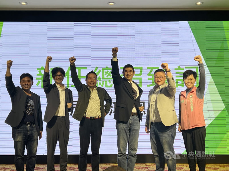 台中市議會民進黨團19日舉行新舊任幹部交接典禮，由市議員周永鴻（右3）接任總召，他帶領黨團幹部一起宣示，將發揮戰力，全力監督市府。中央社記者郝雪卿攝　115年1月19日