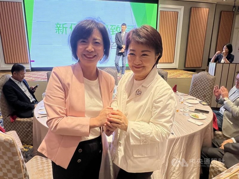 台中市議會民進黨團19日舉行新舊任幹部交接典禮，台中市長盧秀燕（前右）率市府團隊到場觀禮，與同到場致意的民進黨立委何欣純（前左）彼此問候。中央社記者郝雪卿攝　115年1月19日