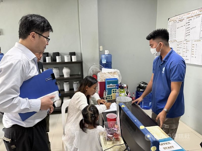 一名台灣林姓男子因病客死菲律賓，一度無法安葬，在駐菲代表處與台僑社會伸援下，19日得以火化，走完人生最後一程。圖為代表處人員（左）陪同林男家屬到火葬場辦理火化手續。中央社記者林行健比南市攝　115年1月19日