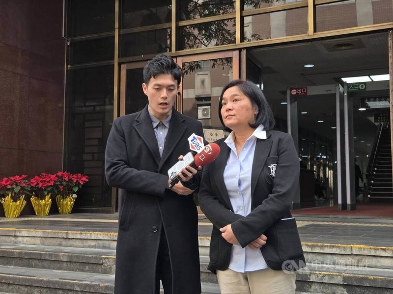 立法院2024年12月20日審議公職人員選舉罷免法、憲法訴訟法及財政收支劃分法等3項法案時，朝野立委爆發激烈肢體衝突，國民黨立委陳玉珍（右）遭民進黨立委陳培瑜、林宜瑾提告傷害罪，她19日於開庭前受訪否認動手，並稱自己當時被拉倒撞到後腦導致腦震盪。中央社記者謝君臨攝　115年1月19日