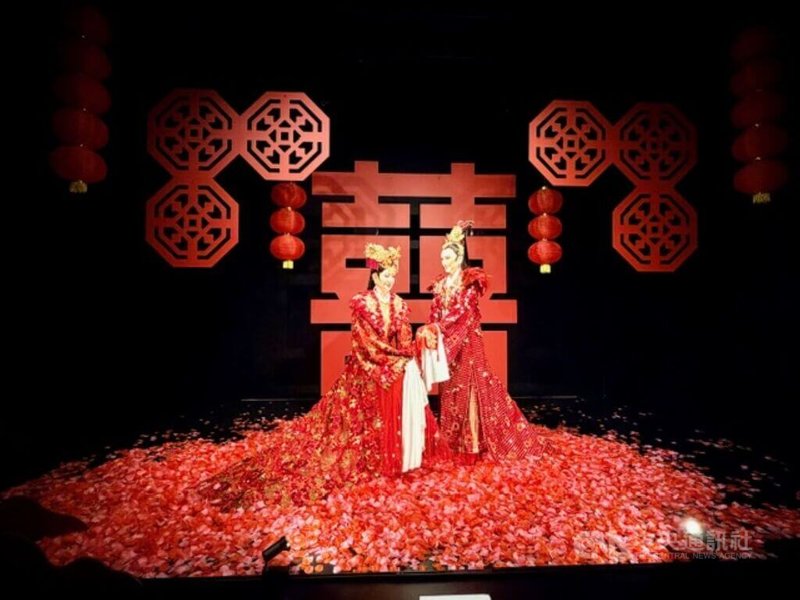 由國立傳統藝術中心主辦的「世紀初戀．楊麗花」歌仔戲特展，為國寶級歌仔戲名家楊麗花首次的大型個人特展，展期持續至10月25日，展覽結合AI互動體驗，讓花迷有機會變身女主角。中央社記者趙靜瑜攝　115年1月19日