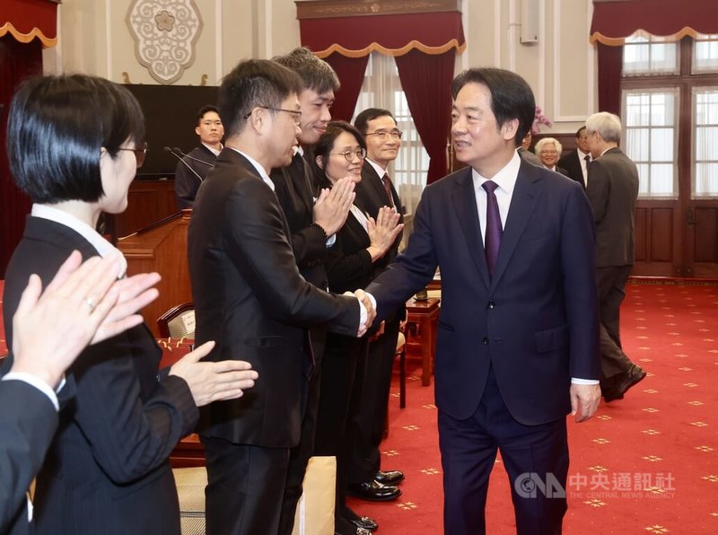 總統賴清德（前右）19日上午在總統府接見114年全國模範公務人員代表，一一握手致意，感謝公務人員在工作崗位上發揮專業與熱忱，協助推動國家政策。中央社記者張皓安攝　115年1月19日