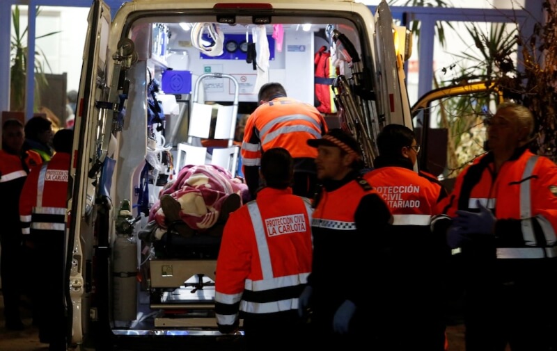 事故傷者被送往醫院治療。（路透社）