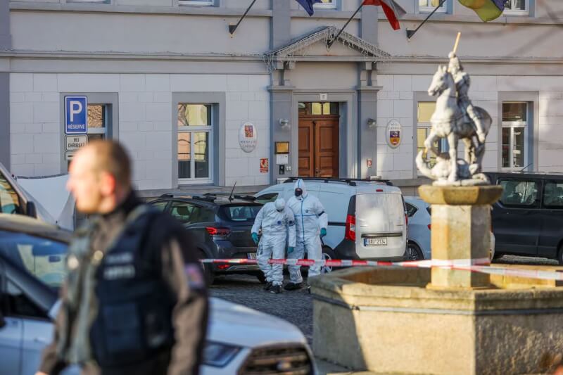 捷克赫日布斯卡市政廳19日傳出槍擊案，造成1人死亡、6人受傷，事發後警方在現場拉起封鎖線。（路透社）