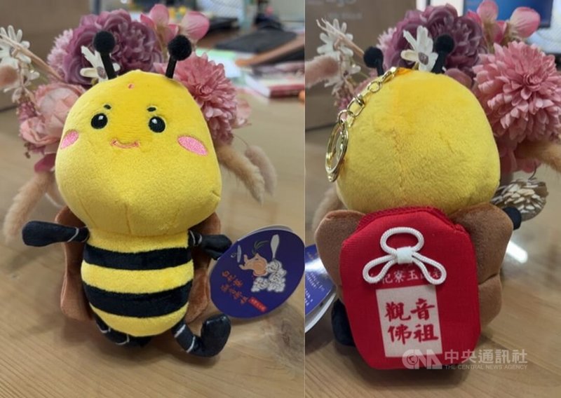 嘉義縣無形文化資產「玉山岩白杞寮迎觀音請媽祖」平安遶境今年擴大舉辦，推出「平安蜂」布偶開放認購，所得將全數捐贈內埔國小、桃源國小及昇平國中3所學校，鼓勵學生向學。中央社記者蔡智明攝　115年1月19日