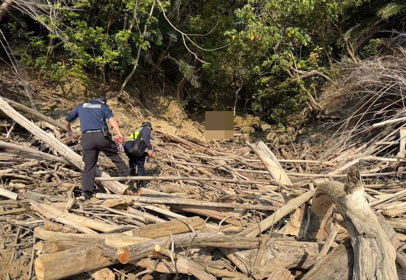 一名男子18日疑在曾文水庫集水區採集藥材失足跌落山谷失蹤，警消人員獲報前往搜尋，19日上午在一處深谷找到人，已無生命跡象。（嘉義縣消防局提供）中央社記者蔡智明傳真　115年1月19日