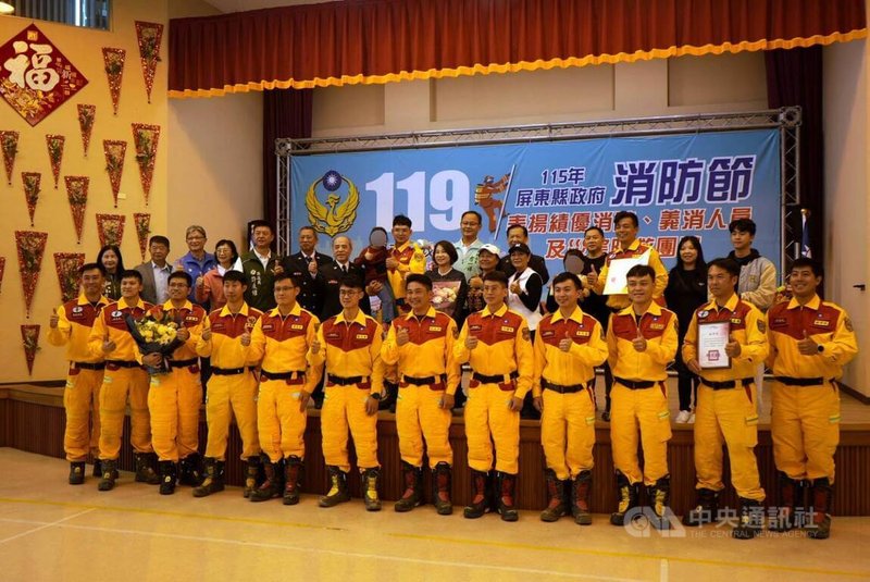 屏東縣政府消防局19日在消防局禮堂舉行119消防節暨表揚大會，花蓮縣光復鄉洪災獲救女童「小沂」也在家人陪同下到場，向特搜大隊表達感謝。中央社記者黃郁菁攝　115年1月19日