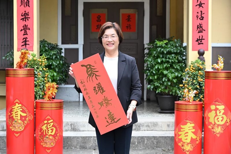 農曆新年即將到來，彰化縣長王惠美19日表示，縣府印製「馬躍騰達」春聯，有意索取民眾20日起可前往縣府1樓服務中心、鄉鎮市公所、戶政事務所等地洽取，送完為止。（彰化縣政府提供）中央社記者吳哲豪傳真　115年1月19日