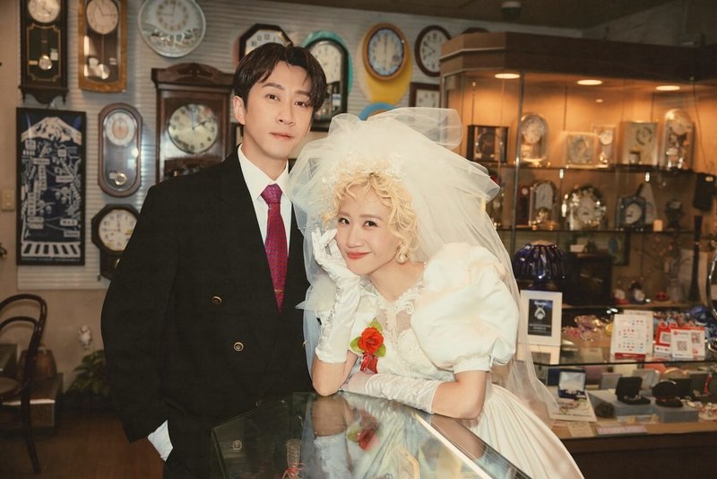 藝人陳漢典（左）、黃路梓茵（Lulu）（右）即將舉辦婚禮，19日曝光復古婚紗，Lulu笑說，挑中的款式與媽媽當年出嫁時穿的超像，有一種跨時空的默契。（天地合娛樂提供）中央社記者洪素津傳真　115年1月19日