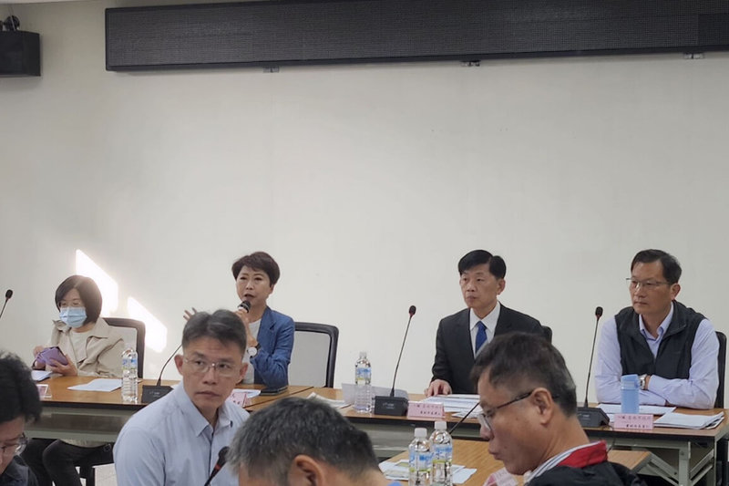 民進黨立委陳亭妃（後左2）推動台南「溪北糖鐵五分車地方創生計畫」，19日在新營區台糖公司油品事業部舉行跨單位協調會議，就關鍵項目逐一盤點。（陳亭妃服務處提供）中央社記者楊思瑞台南傳真  115年1月19日