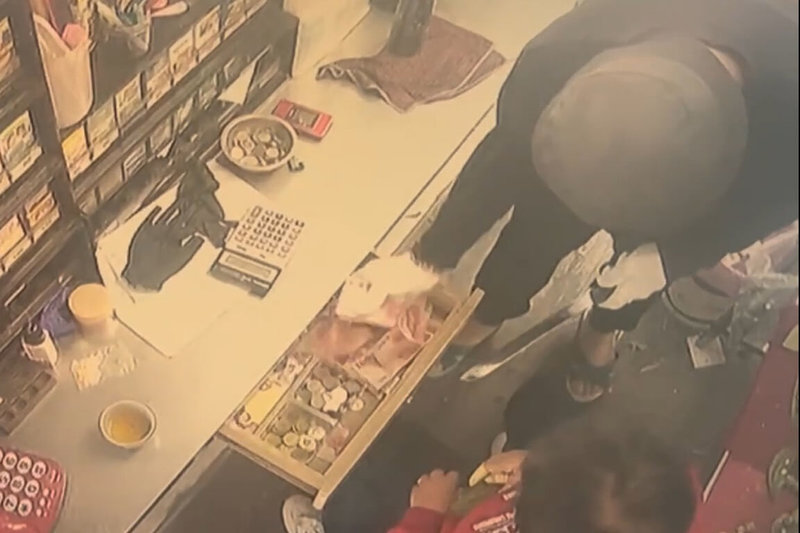 1名男子18日下午蒙面持刀闖入台南市新化區1處檳榔攤，搶走約新台幣1萬餘元現金，警方循線鎖定嫌疑人身分與涉案車輛，案發8小時內拘提吳姓男子到案。（讀者提供）中央社記者楊思瑞台南傳真　115年1月19日