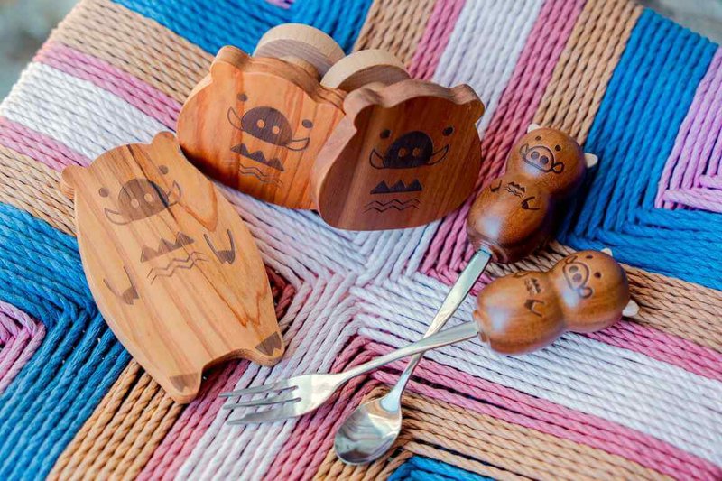 林業保育署嘉義分署19日在阿里山鄉來吉部落舉辦「塔山下補木工藝日」新品發表會，展示3項木作創新作品，「好搭啦山豬開瓶器」、「來吉好好吃餐具組」及「來吉山豬勾勾好」。（林保署嘉義分署提供）中央社記者蔡智明傳真　115年1月19日