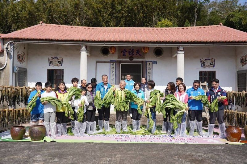 新竹縣政府輔導縣農會結合在地農業與觀光資源，規劃6條客家食農教育遊程，展現客家飲食文化融合四季節氣、惜食智慧與家庭情感，1月起陸續在新埔、竹東、峨眉等鄉鎮展開。（新竹縣政府提供）中央社記者郭宣彣傳真　115年1月19日