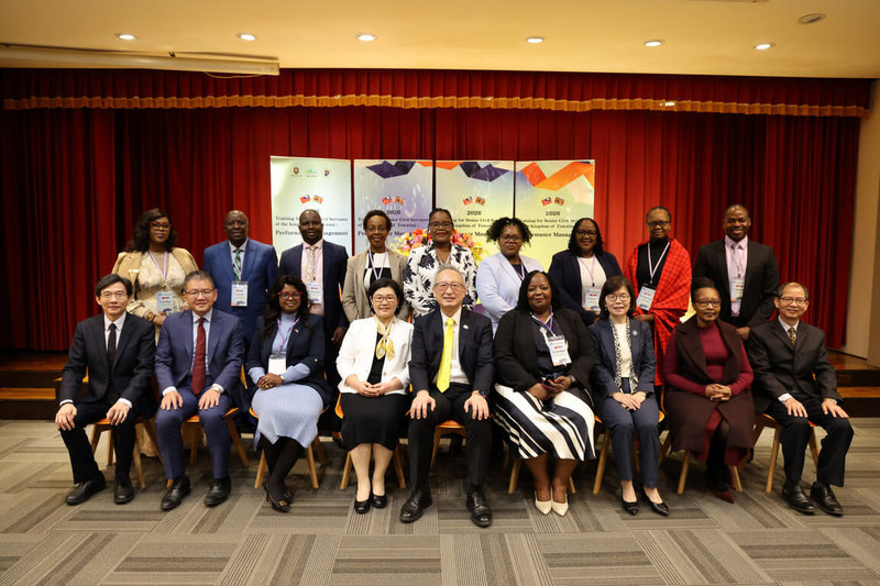 外交部委請國家文官學院設計「史瓦帝尼王國中高階文官績效管理系統專班」，19日舉行開訓典禮，包括外交部政務次長吳志中（前排中）及國家文官學院院長蔡秀涓（前排左4）出席。（國家文官學院提供）中央社記者高華謙傳真　115年1月19日