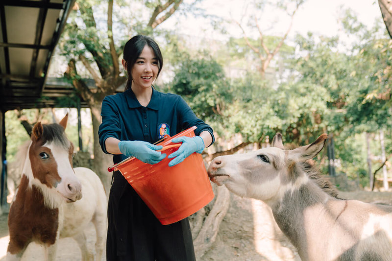 影集「動物園」即將上線，演員邵雨薇（圖）劇中陰錯陽差成為高雄壽山動物園的實習保育員，她說，「這是我第一次演保育員，角色在動物園找到的不只是工作，更是一種回到初心的勇氣」。（Disney+提供）中央社記者洪素津傳真　115年1月19日